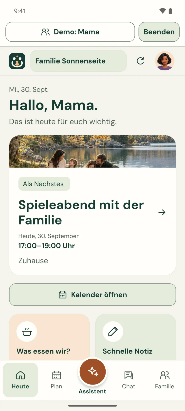 App-Ansicht Heute: Begrüßung „Hallo, Mama“, als Nächstes der Spieleabend mit der Familie, darunter Schnellzugriffe wie „Was essen wir?“.